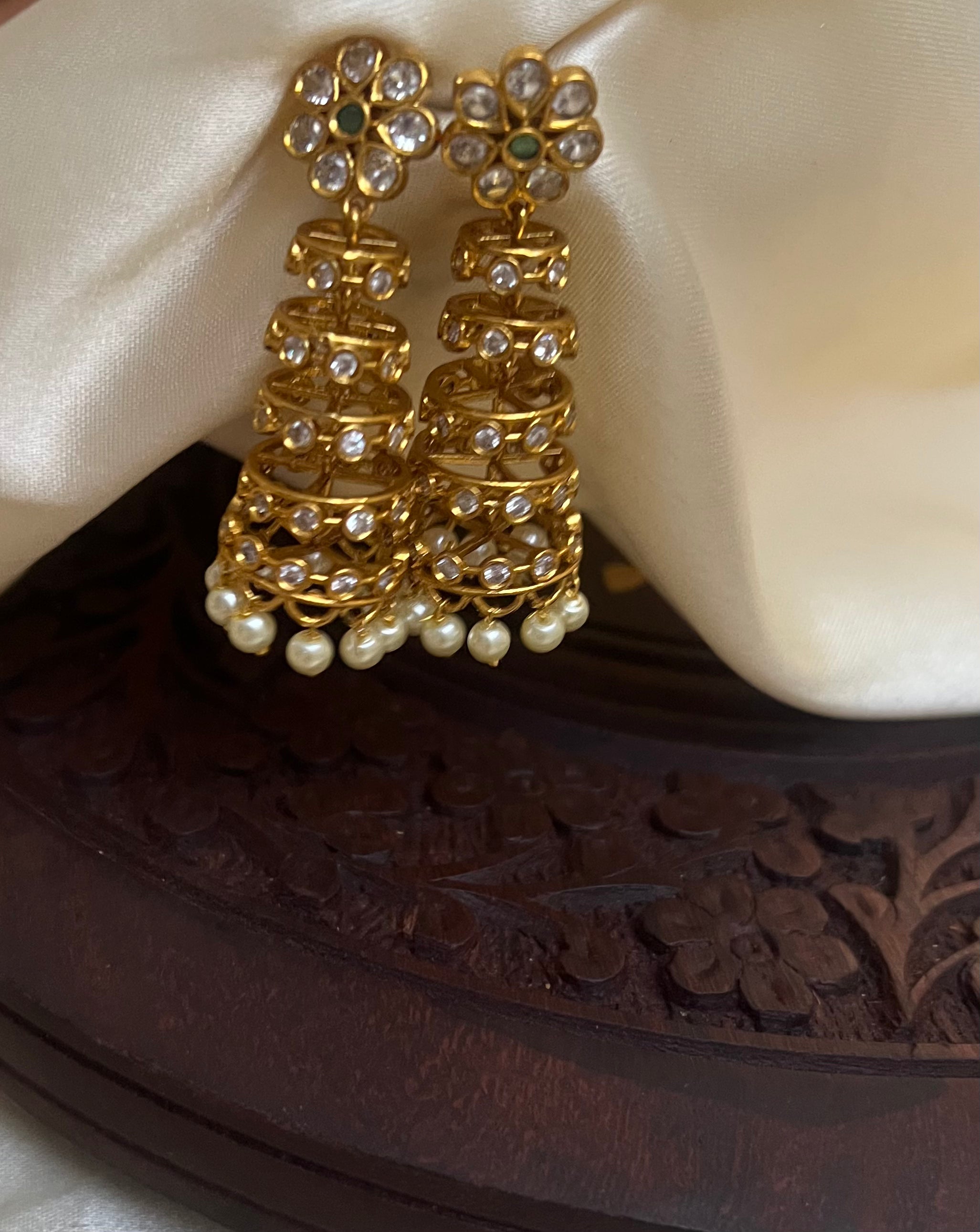 Dancing Jhumka ER1016